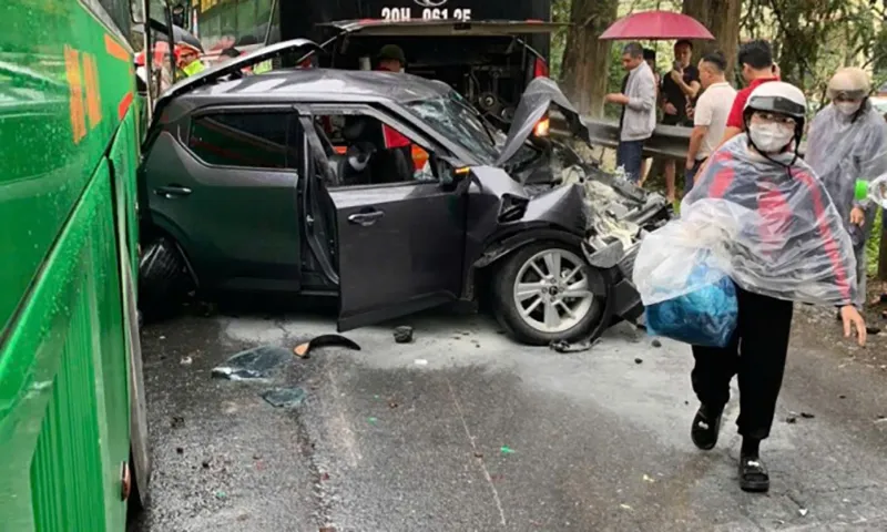 Ô tô con bị xe khách kéo lê va chạm xe tải làm ùn tắt quốc lộ 4D ở Sapa