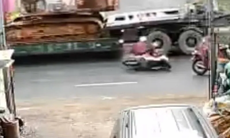 2 cô gái đi xe máy té ngã và bị xe container cán tử vong