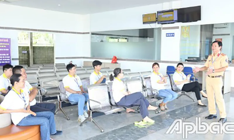 Các thí sinh chuẩn bị vào thi sát hạch