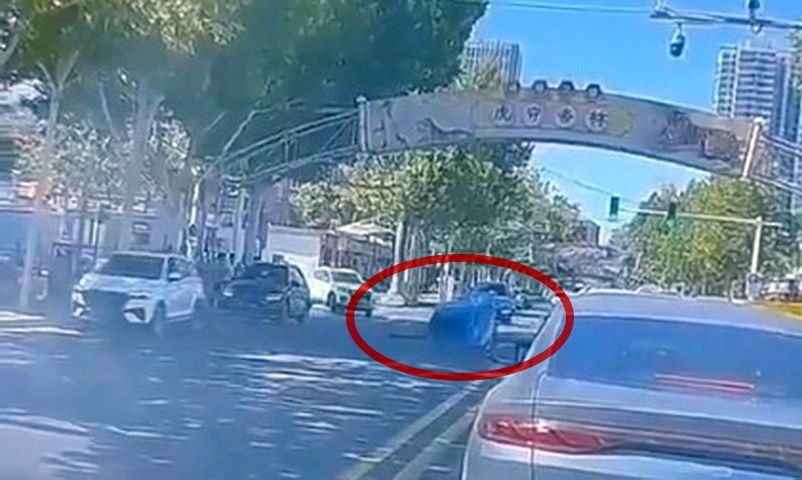 Video clip: Hai ôtô lao xuống hố sụt giữa đường ở Hàm Đan (Trung Quốc)
