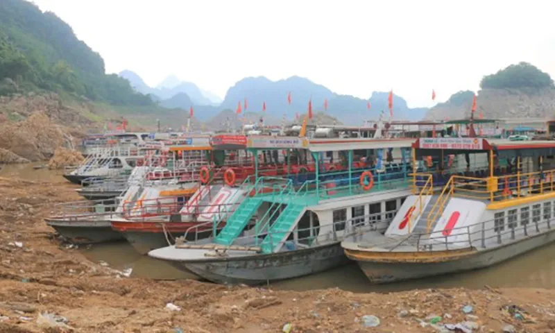 Tàu chở khách tham quan lòng hồ Hòa Bình không thể vận hành do mực nước xuống thấp