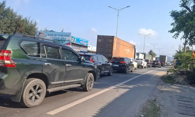 Ùn tắc kéo dài trên Quốc lộ 20 do sửa chữa cầu Bảo Lộc 2