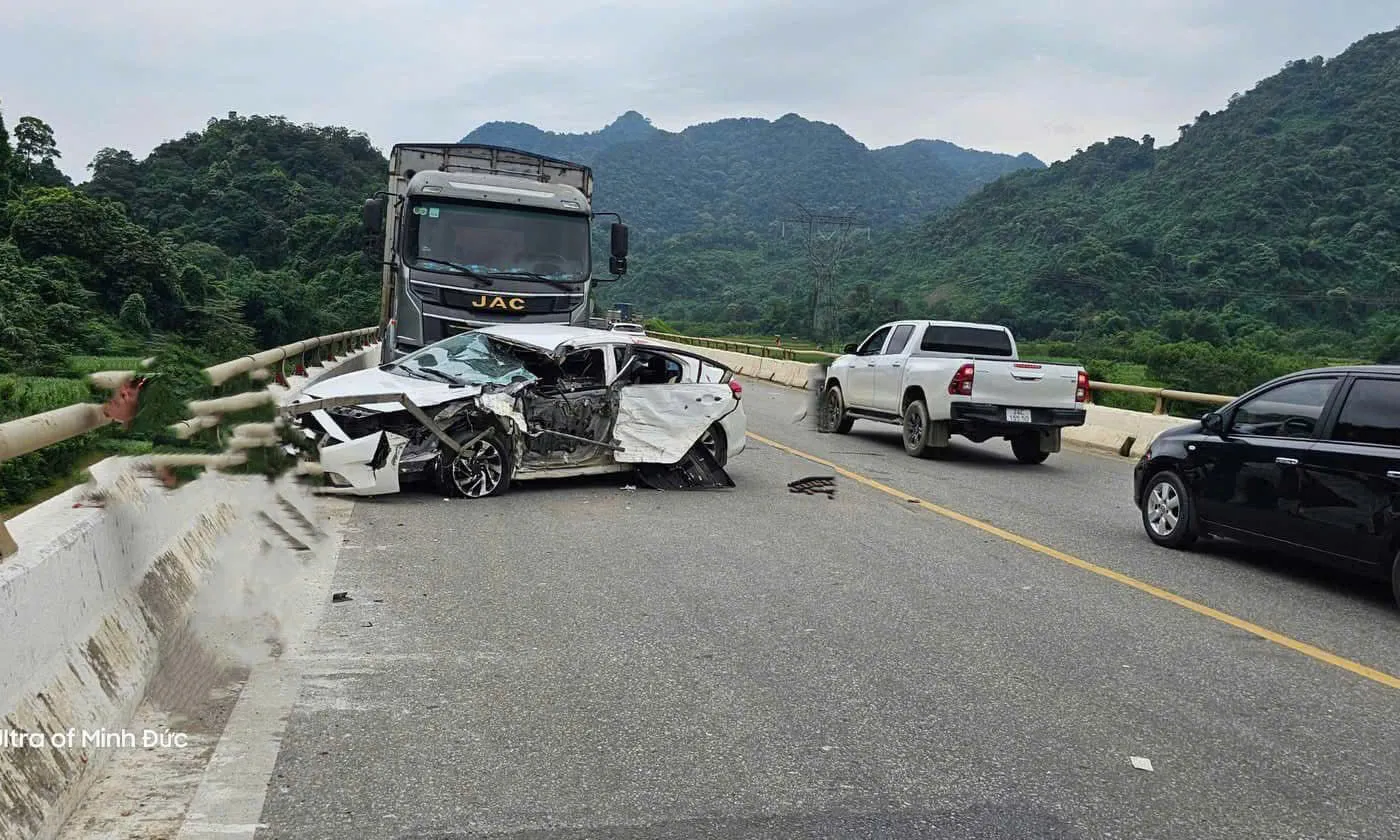 Va chạm ô tô và xe tải trên đường Hồ Chí Minh: Một người tử vong, 5 người bị thương