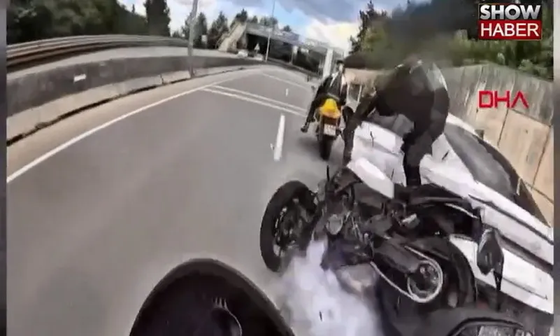 Video clip: Ba môtô gặp nạn ở khúc cua đường trơn