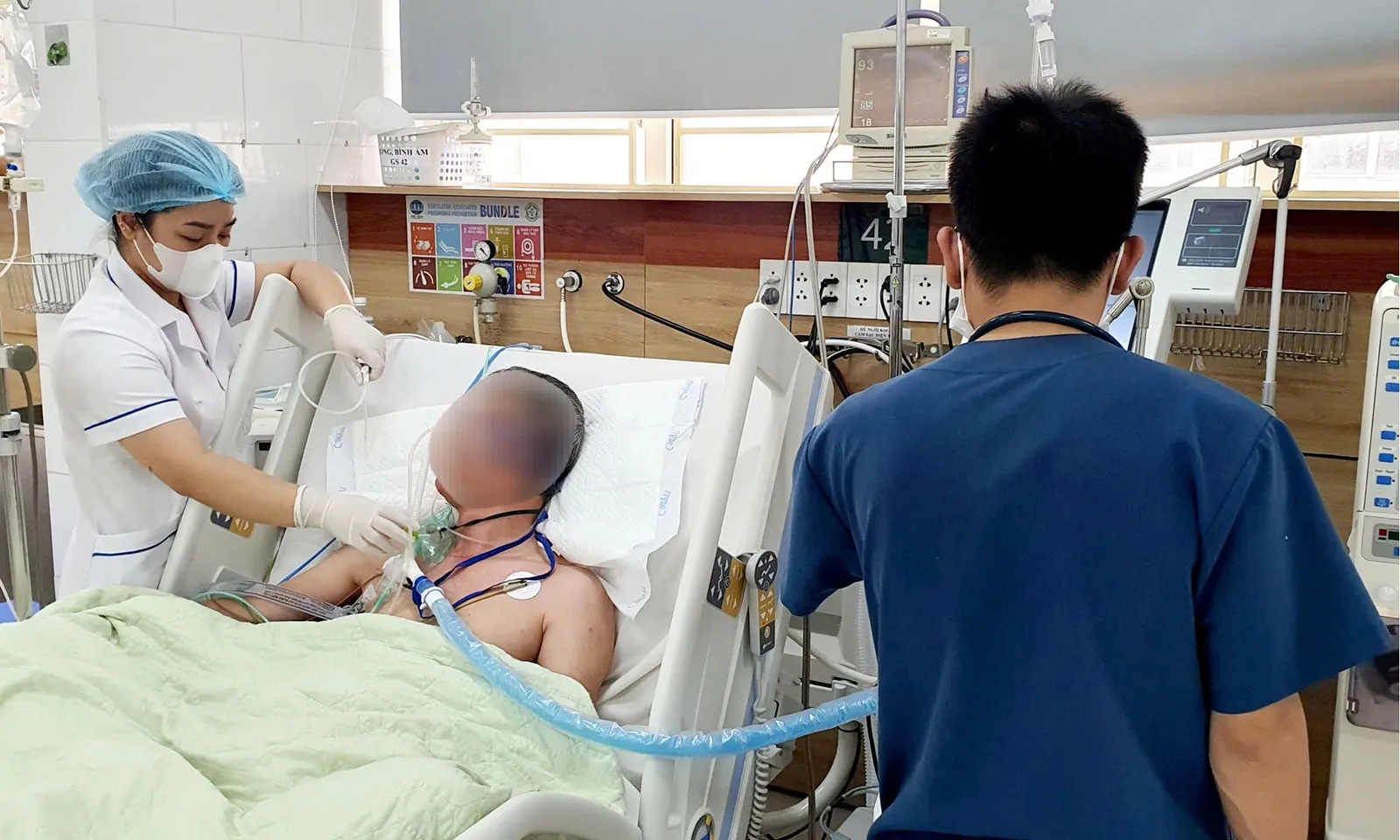 Vô tình súc miệng bằng cồn sát trùng giả, người đàn ông rơi vào hôn mê