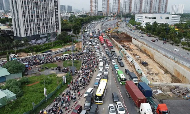 Ùn tắc giao thông nghiêm trọng tại nút giao An Phú sau lệnh cấm xe máy