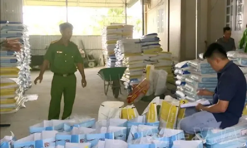 Kho hàng chứa thức ăn tôm giả hơn 37 tấn bị phát hiện tại Bạc Liêu