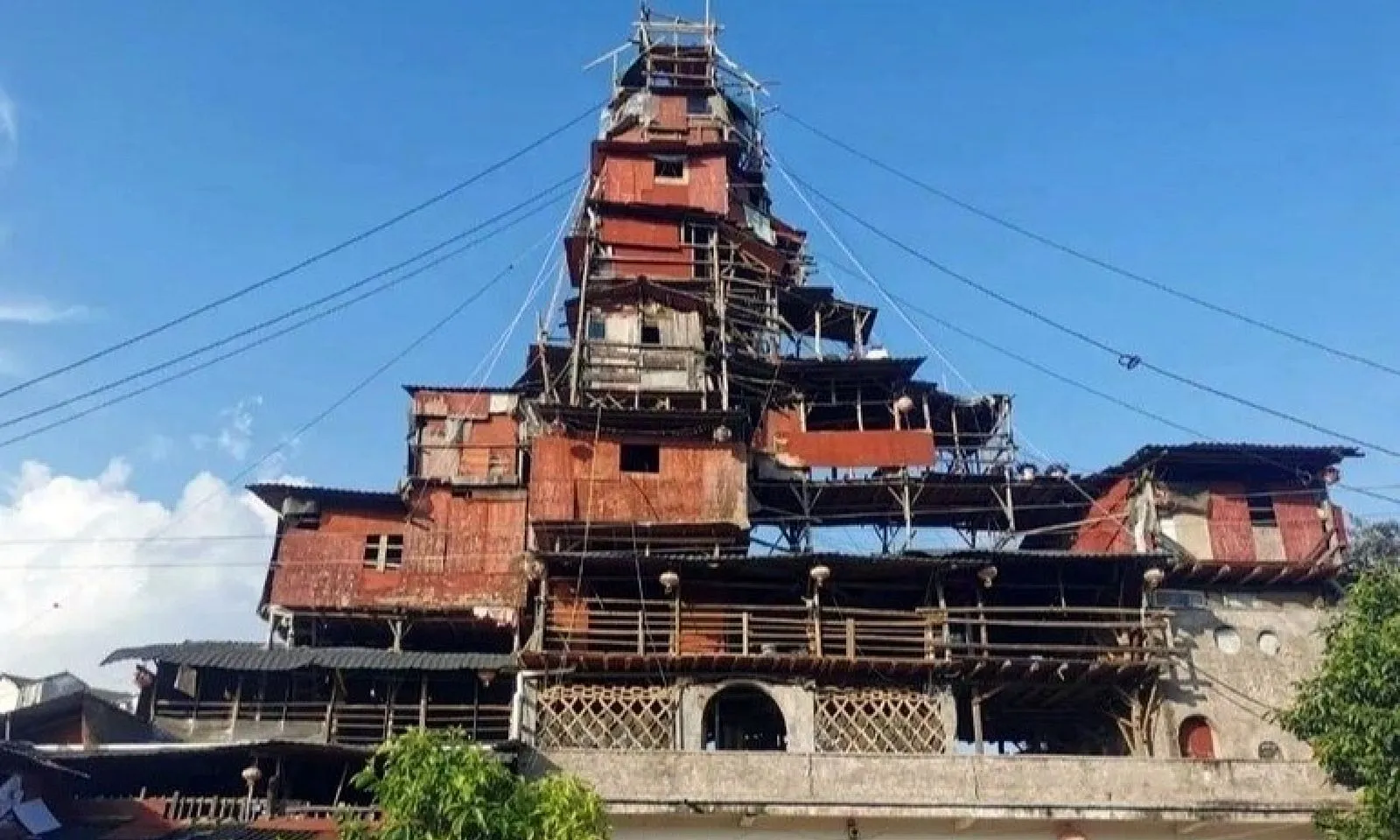  Cố thủ trong tòa nhà 10 tầng chênh vênh giữa khu giải tỏa