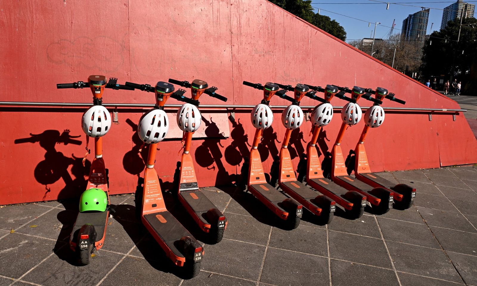 Nữ đi khách Anh bị án tù do chạy xe scooter điện đụng chết người ở Úc?