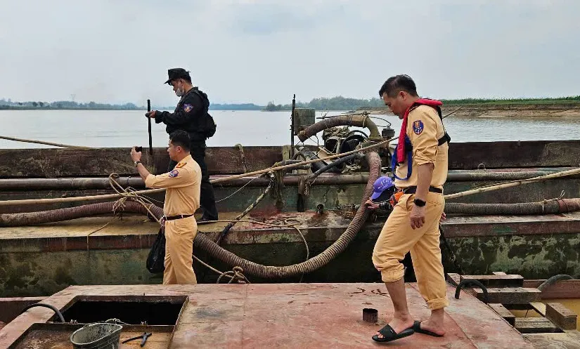 Khởi tố các đối tượng mua bán trái phép hóa đơn giúp hợp thức hóa cát khai thác lậu