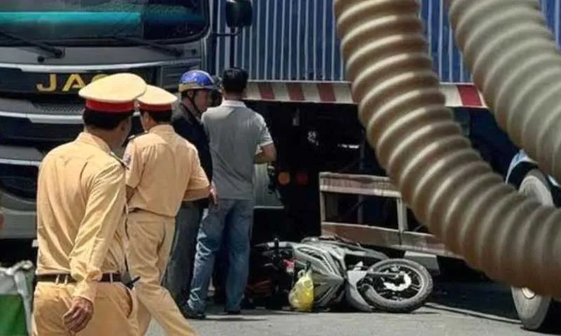 Lên thành phố chơi, mẹ và con 8 tuổi tử vong thương tâm sau va chạm với xe đầu kéo