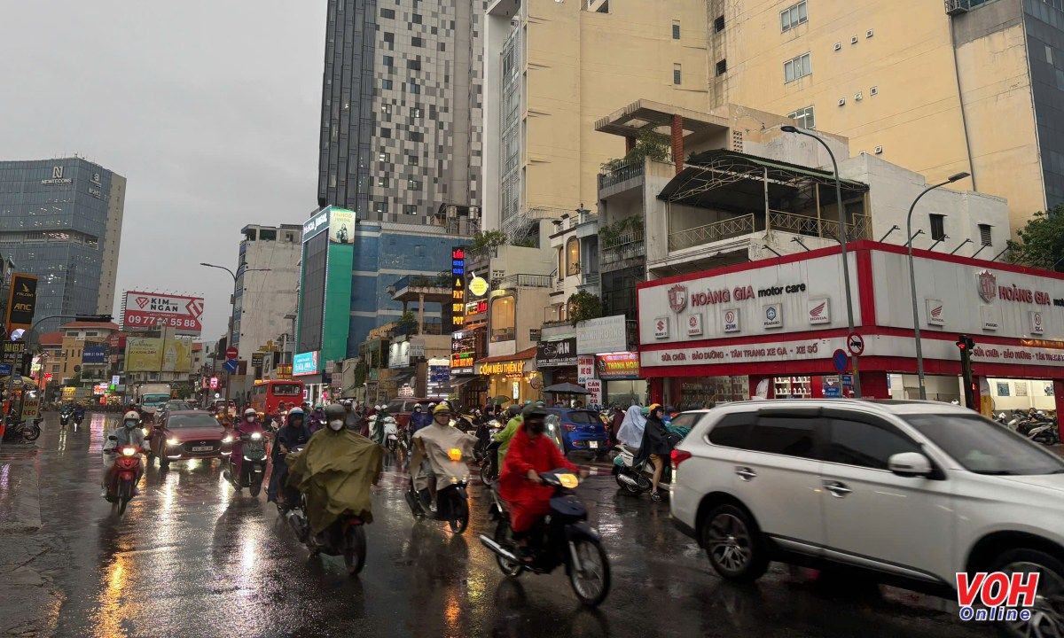 TPHCM trời đen kịt, mưa xối xả