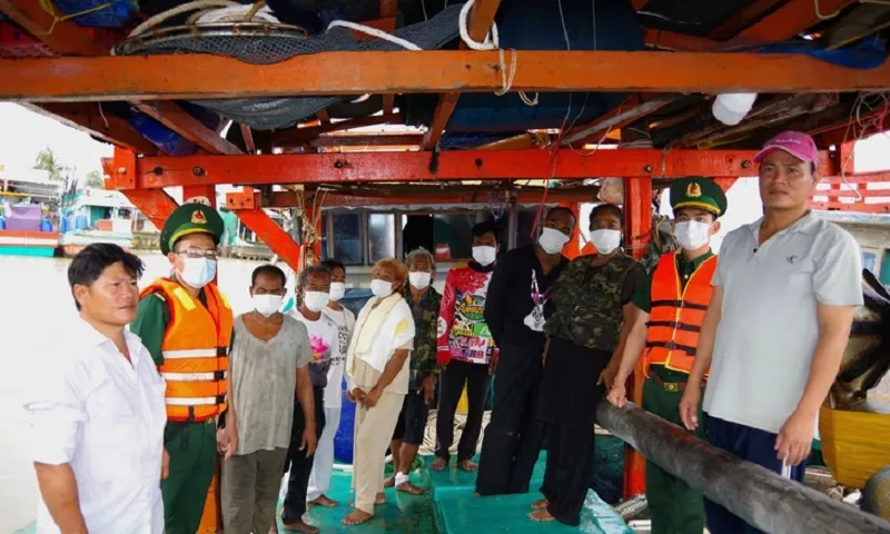 Biên phòng Cà Mau phối hợp ngư dân cứu 8 người nước ngoài trôi dạt vào vùng biển Việt Nam