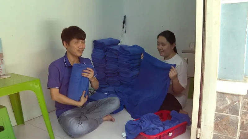 doi-ban-doi-khiem-thi-vuot-kho-bang-nghe-massage20250610-153224-03