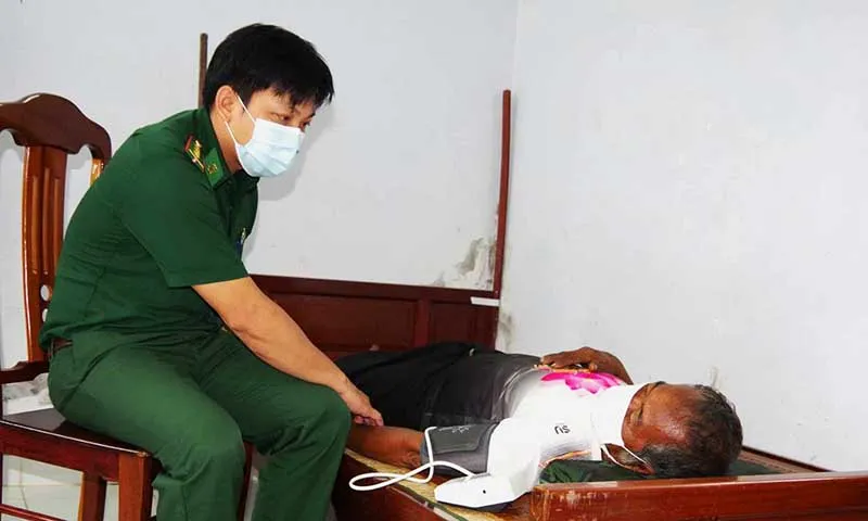 Ngư dân cứu được 8 thuyền viên trôi dạt trên bè ngoài biển