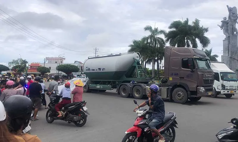 Va chạm với xe bồn, người phụ nữ đi xe máy tử vong tại chỗ