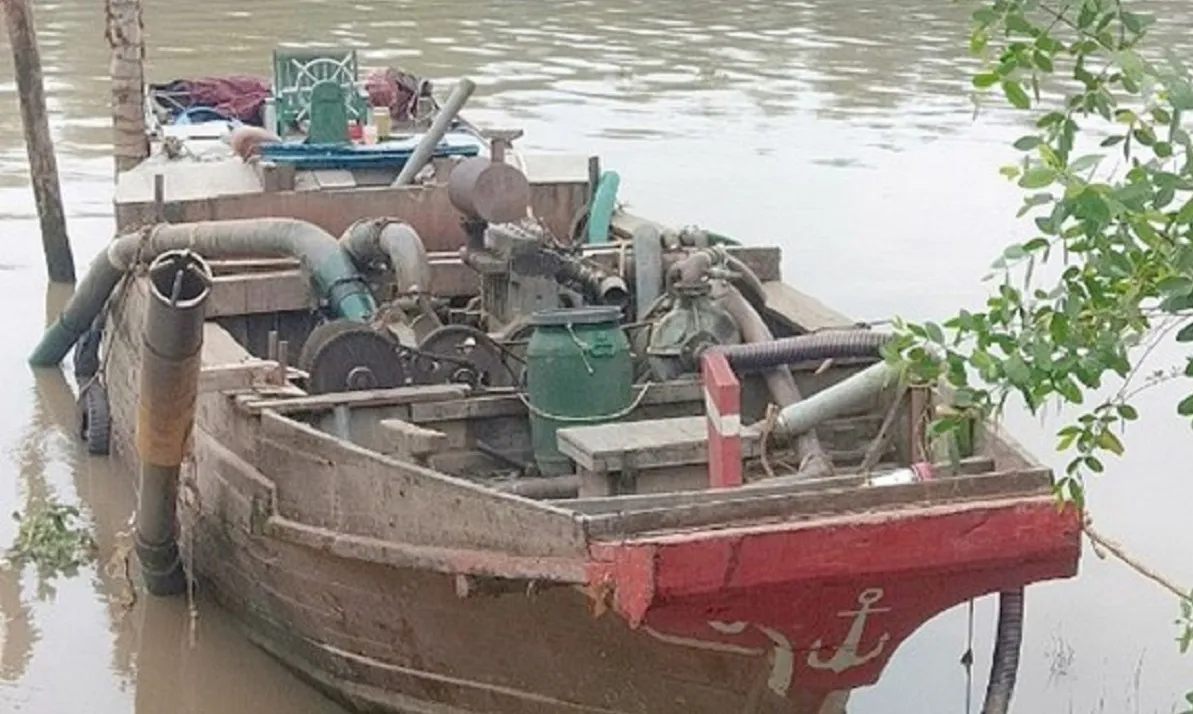 Bắt giữ 9 tàu khai thác và vận chuyển cát trái phép trên sông Tiền trong đêm