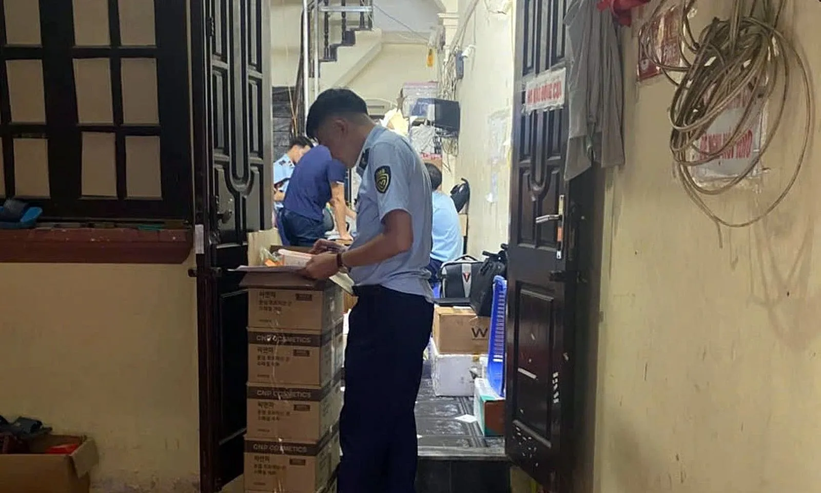 Hà Nội: Phát hiện gần 3.500 sản phẩm mỹ phẩm nhập lậu tại nhiều cơ sở kinh doanh