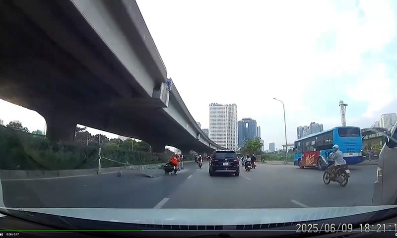 Không chú ý, thanh niên lao xe vào cột biển báo công trình đang thi công