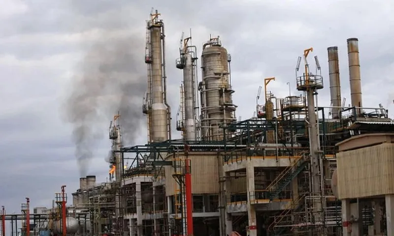 Giá dầu tăng mạnh nhờ kỳ vọng đàm phán Mỹ-Trung và đồng USD suy yếu