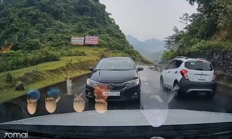 Lái ô tô chạy ngược chiều trên đèo, còn lớn tiếng “kệ tôi”