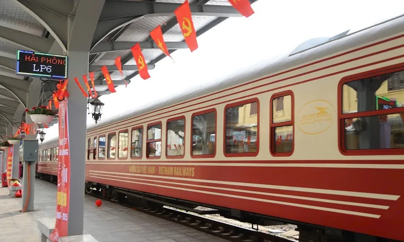 Tàu Hoa Phượng Đỏ hút khách, gần 90.000 lượt sau chỉ 21 ngày vận hành