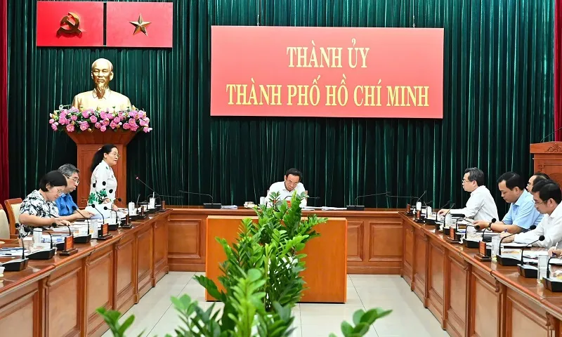thanh-uy-hop-sap-xep-174948091012391887220