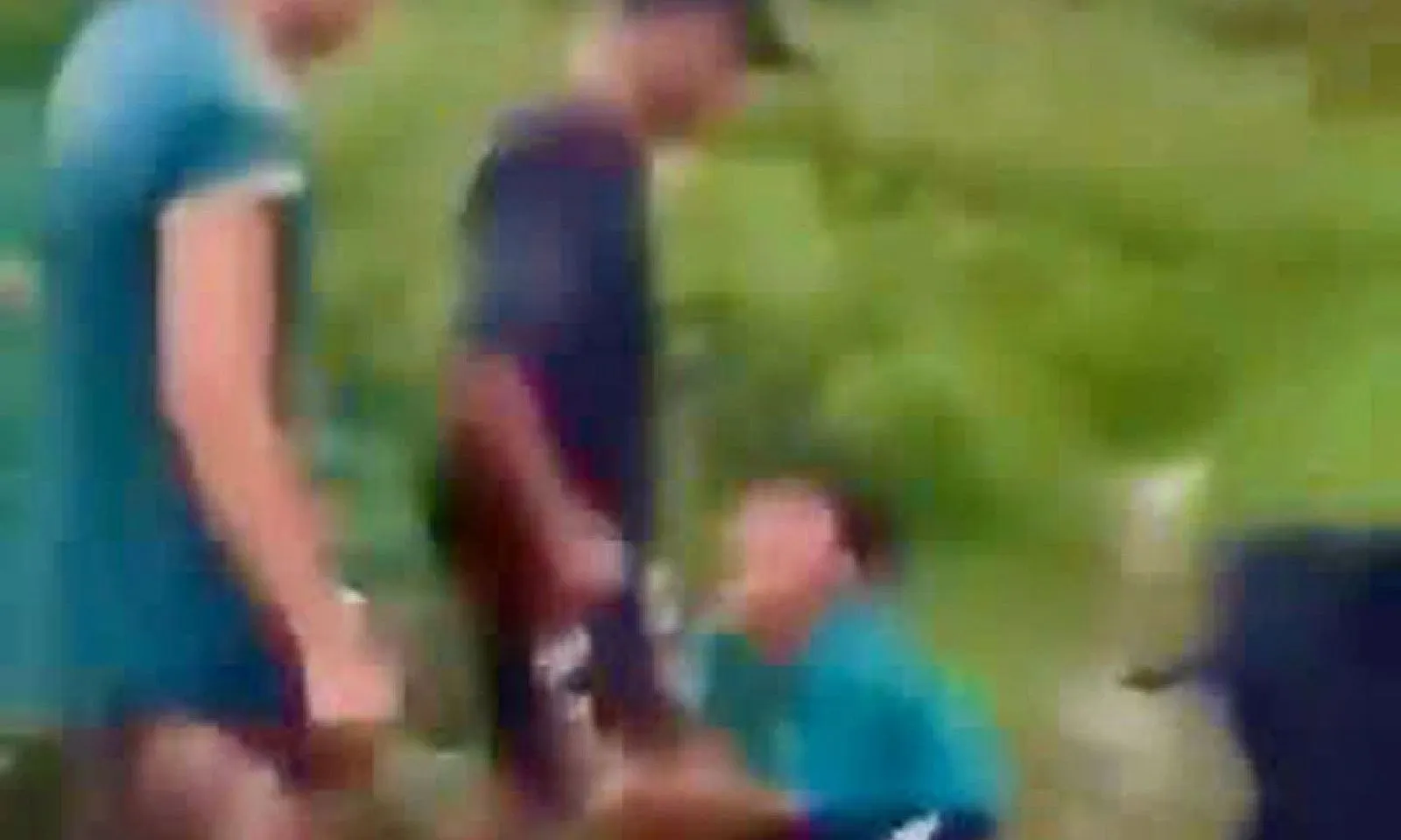 Xác minh vụ nam sinh 11 tuổi bị đánh hội đồng dù quỳ gối van xin