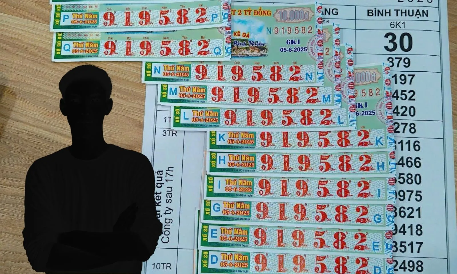 Mua vé số trên đường về quê, trúng ngay 14 tờ độc đắc