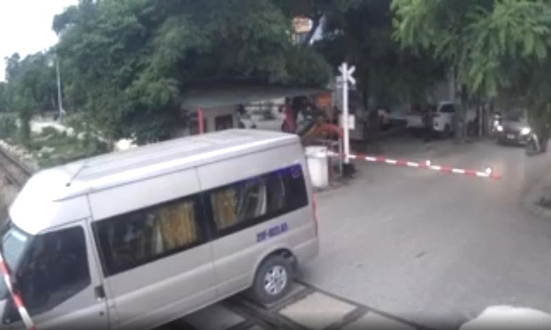 Vượt đường ray, đâm gãy thanh chắn, tài xế bị phạt 11 triệu đồng