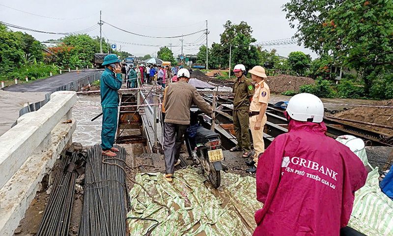 Gia Lai: Cầu Plei Lôk ngập sâu, hàng trăm phương tiện ùn ứ