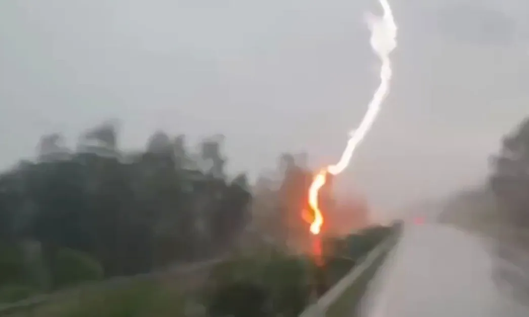 Video clip: Thót tim chứng kiến sét đánh xuống đường, suýt trúng ô tô