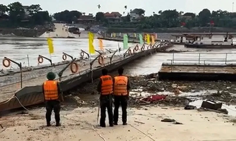 Phú Thọ: Cắt khẩn cấp cầu phao Phong Châu, giao thông qua sông Hồng tạm gián đoạn