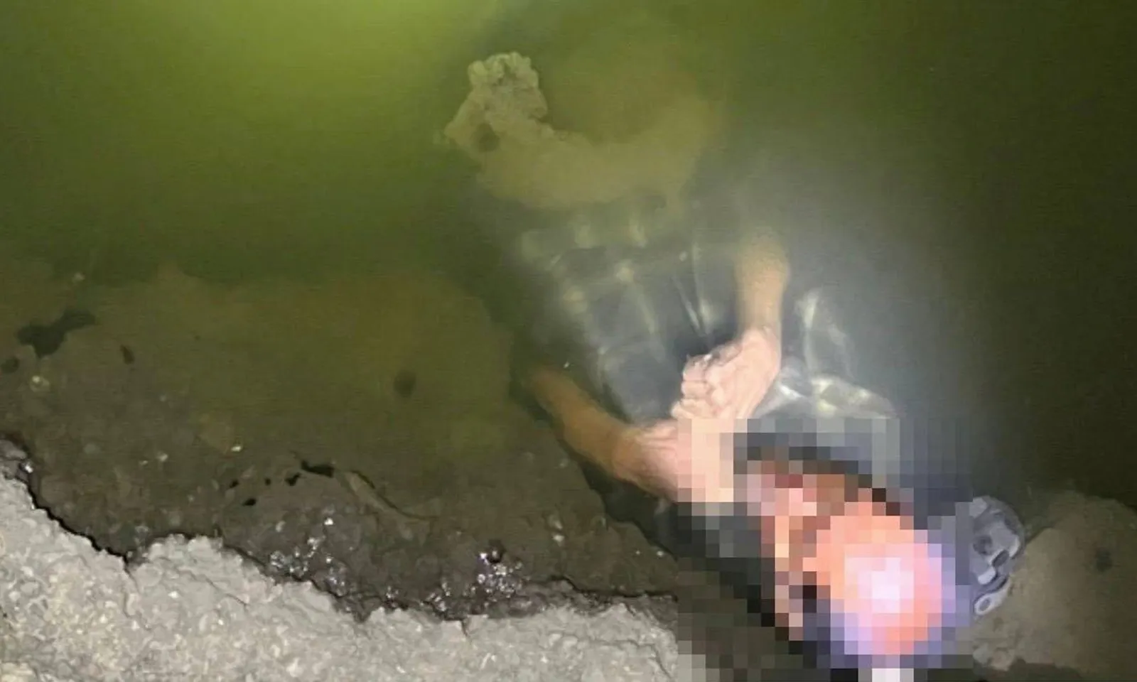 Người đàn ông ‘chết trôi’ sống sót ngoạn mục khi đang được vớt lên bờ