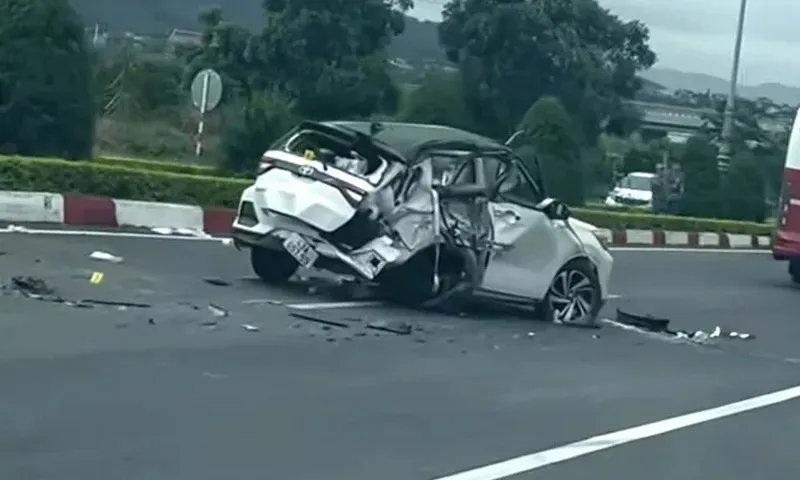 Tai nạn nghiêm trọng trên cao tốc Liên Khương–Prenn, gia đình 5 người bị thương