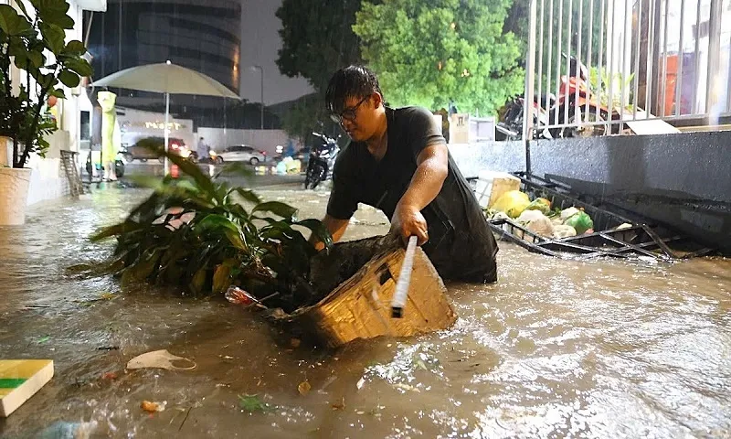 mưa ngập sâu TPHCM - Ảnh VE