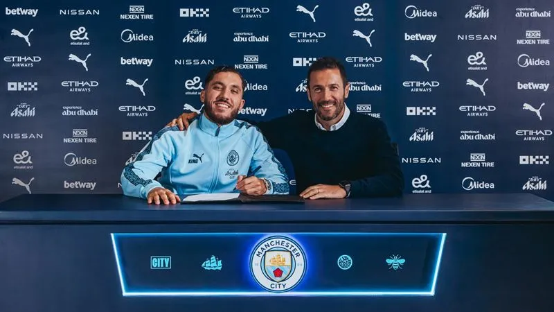 Rayan Cherki chính thức gia nhập Man City. Ảnh: Internet