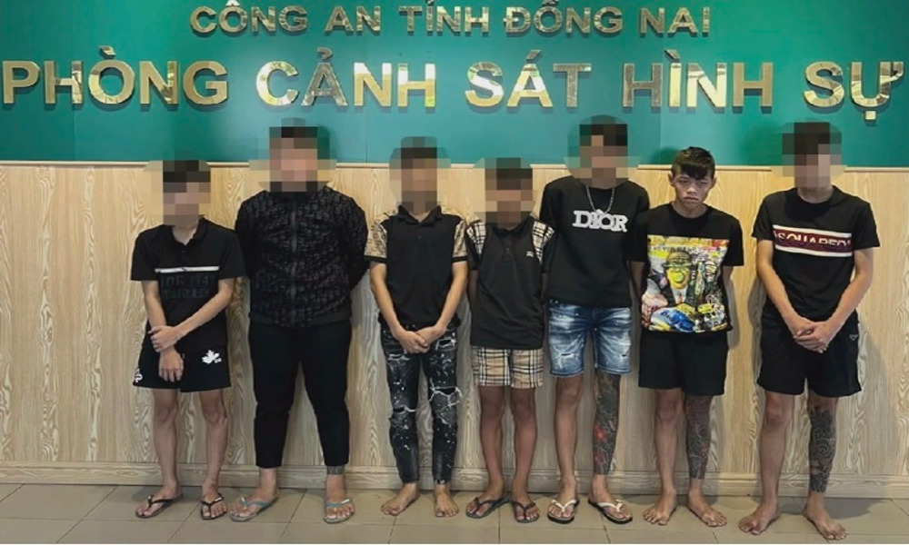 Nhóm 14-18 tuổi mang dao tự chế truy sát người trong đêm