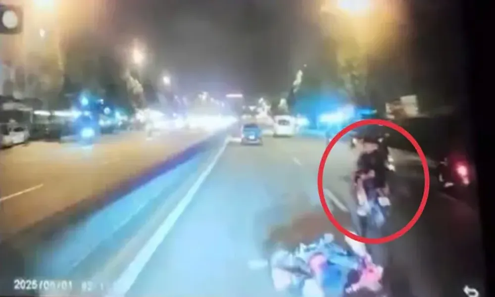 TPHCM: Hai thiếu niên đạp ngã người đi xe máy giữa phố vì bực tức