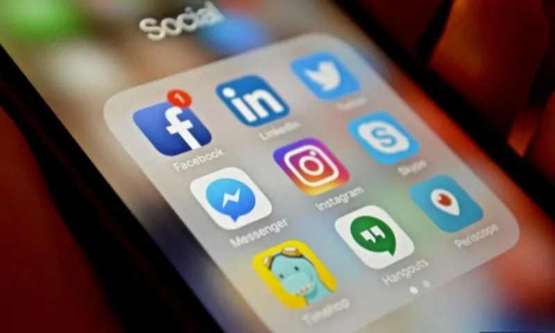 Tổng thống Pháp đề xuất cấm trẻ dưới 15 tuổi sử dụng mạng xã hội 