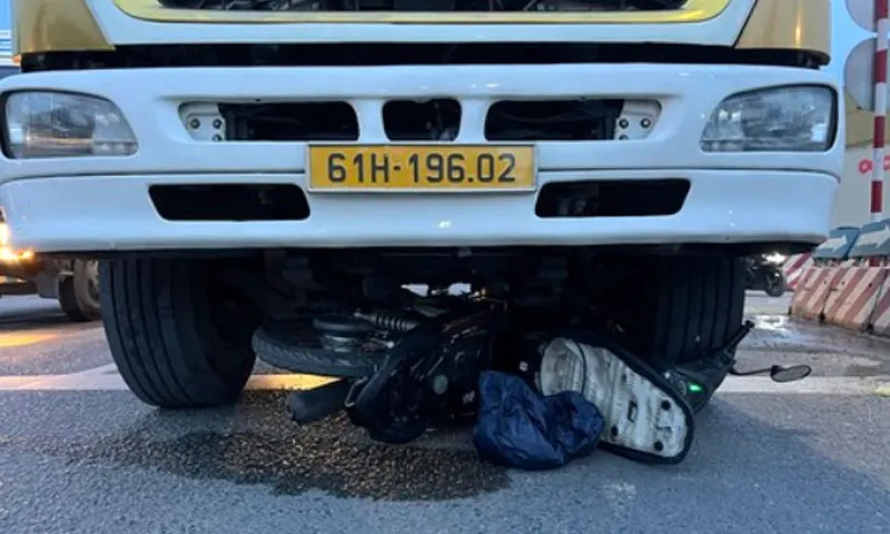 Va chạm ô tô tải đi cùng chiều, xe máy lọt thỏm vô gầm xe tải