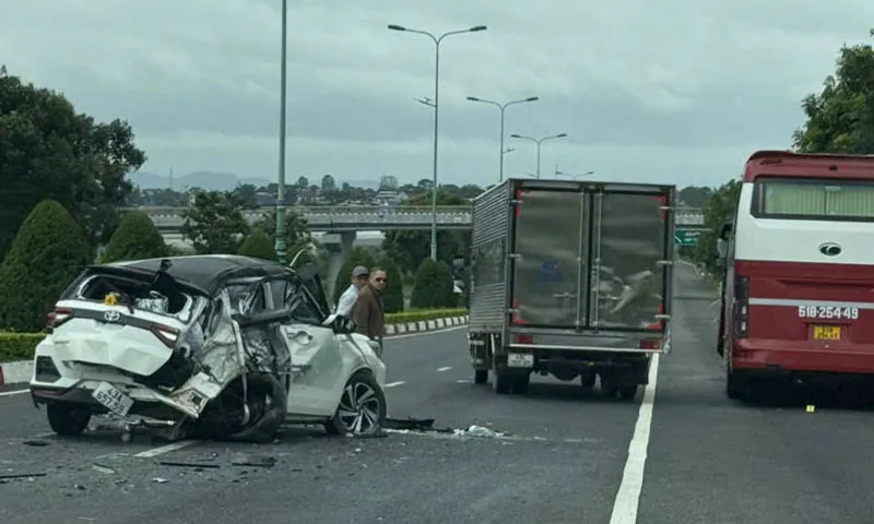 Thấy gì qua vụ xe khách tông ô tô con đi cùng chiều trên đường cao tốc Liên Khương - Pren