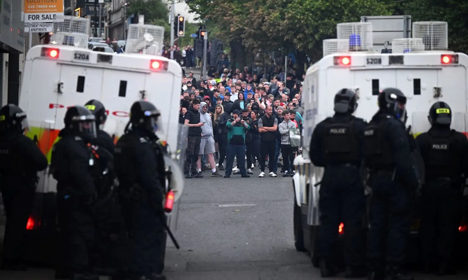 Tình trạng hỗn loạn bùng phát ở Bắc Ireland đêm thứ ba liên tiếp