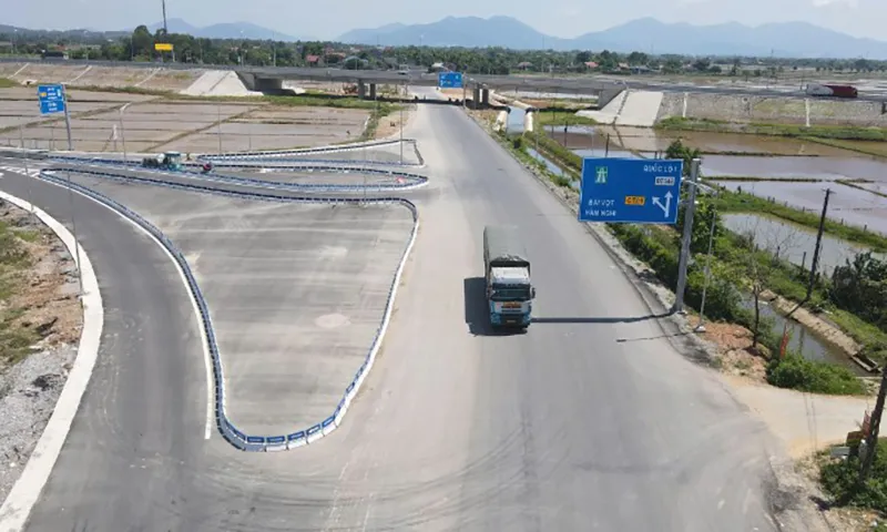 Biển chỉ dẫn giao thông chưa rõ ràng trên cao tốc gây khó khăn cho tài xế