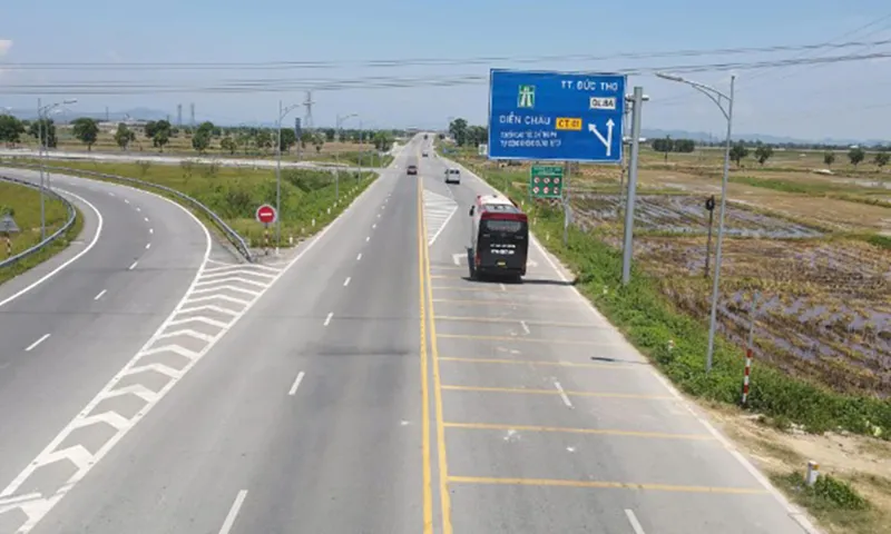 Biển báo giao thông tại các nút giao lên xuống còn gây lúng túng cho tài xế