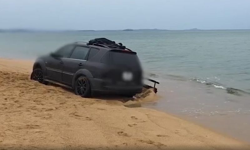 Lại xảy ra việc xe hơi chạy trên bãi biển Tuy Hòa, tài xế bị mời làm việc