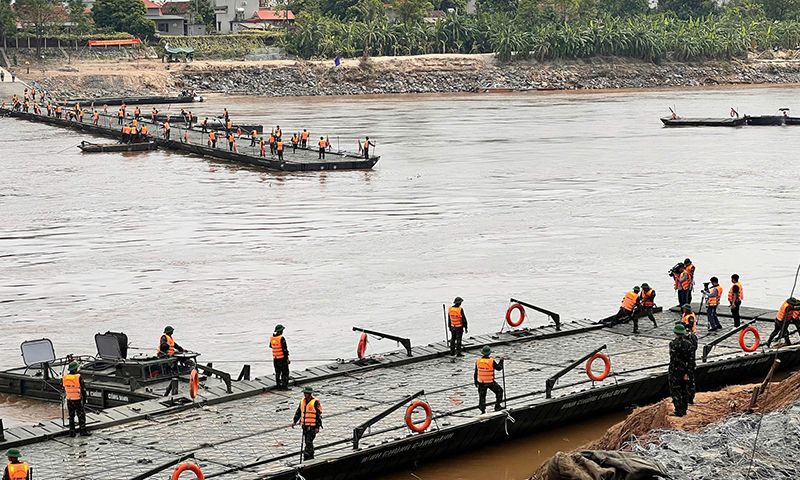 Cầu phao Phong Châu được tháo dỡ chứ không phải bị lũ cuốn
