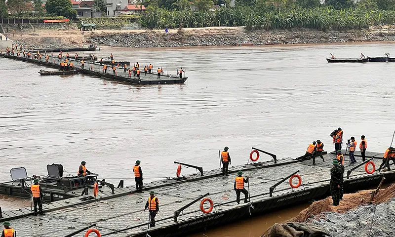 Cầu phao Phong Châu được tháo dỡ chứ không phải bị lũ cuốn