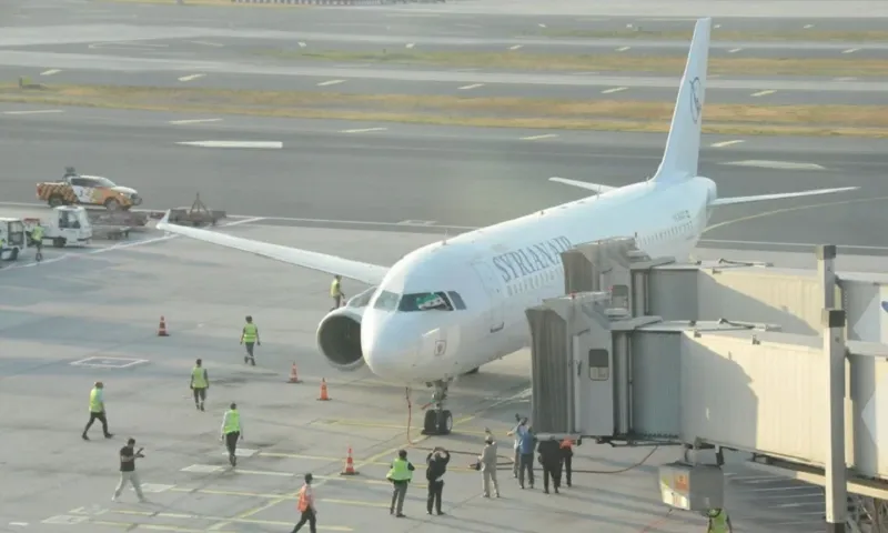 Máy bay của Syrian Air tại Istanbul - Ảnh DHA