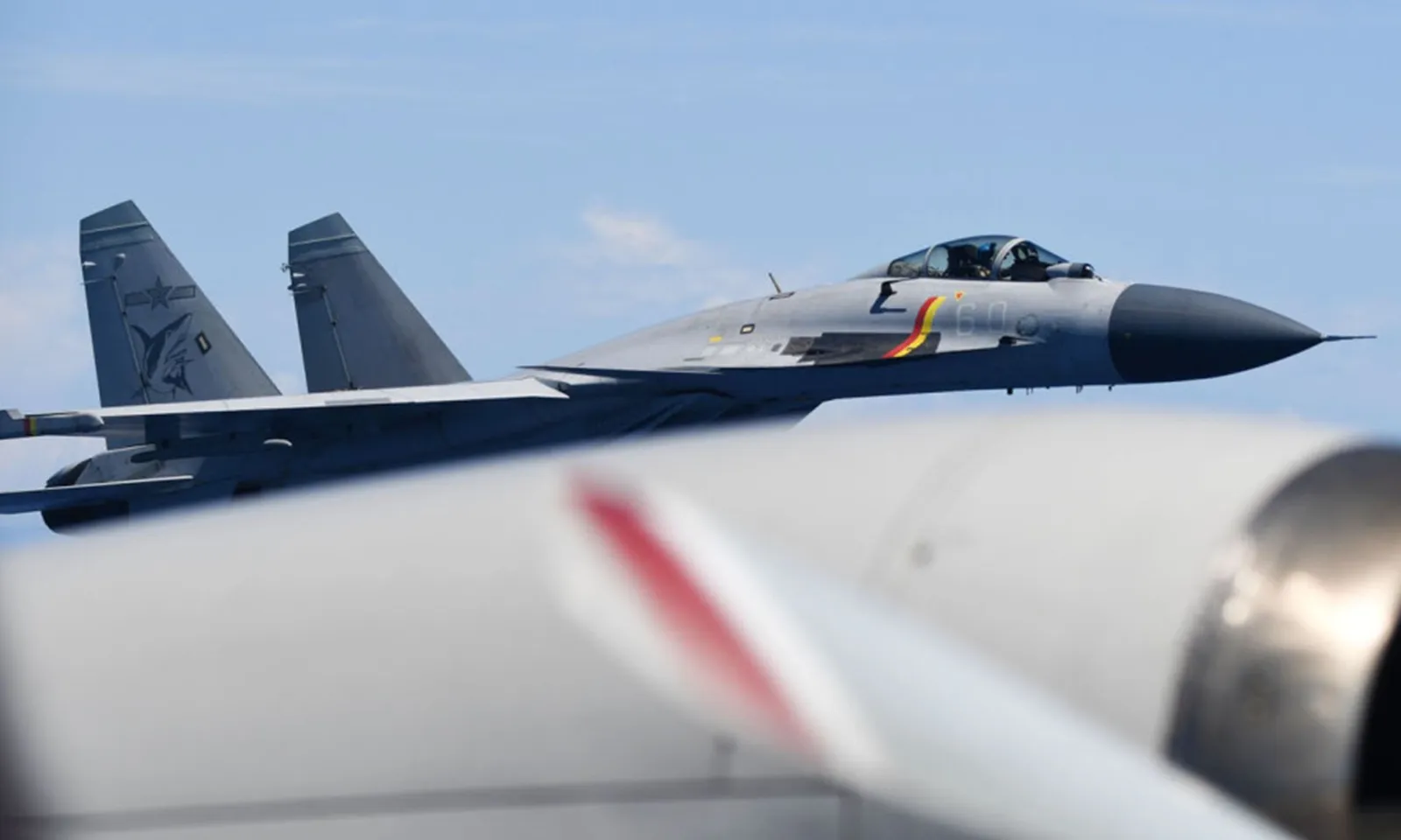 Máy bay chiến đấu Trung Quốc suýt va chạm với máy bay tuần tra Nhật Bản